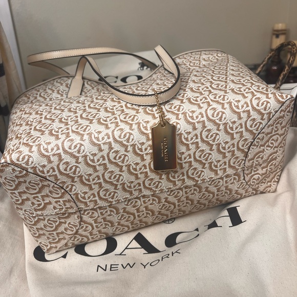 🛍️🆕Nwt Coach all’s around tote 🆕🛍️🛍️ Im at the Lowest on this - Picture 8 of 17